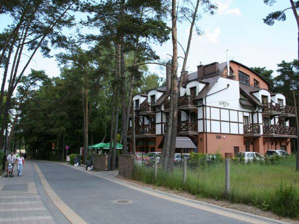 Dojście do plaży szeroką aleją wzdłuż lasu