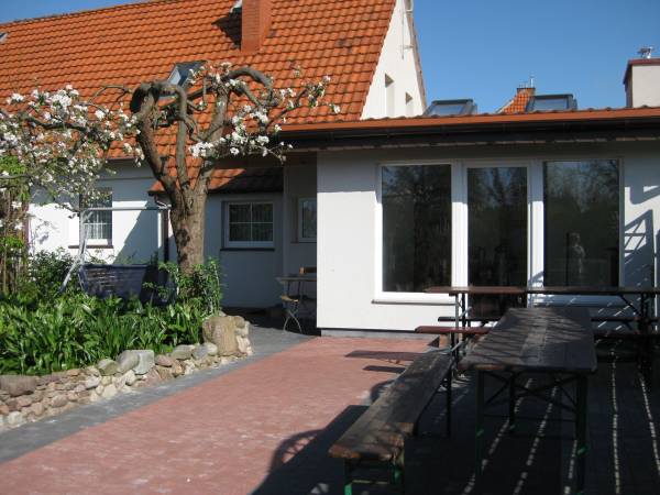 widok z ogrodu na dom