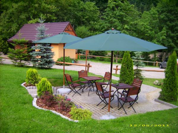 Miejse do wypoczynku pod parasolami.