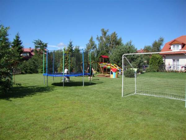 Fragment boiska i trampolina