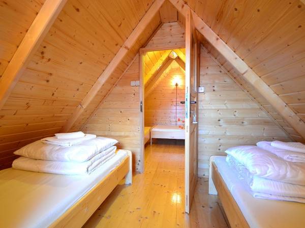 Sypialnia na piętrze - domek drewniany