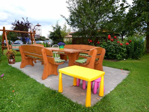 Na tym stole najlepiej smakuje śniadanie w letni poranek