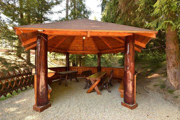 Domek grillowy nad strumykiem