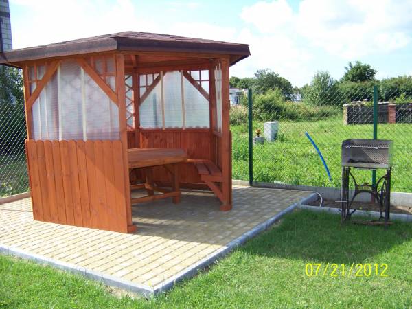 altanka z miejscem na grilla