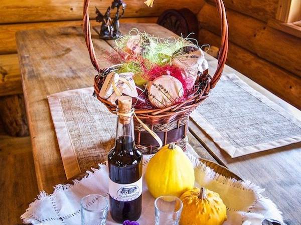 Nalewka i kosz przysmaków z Sucholandu