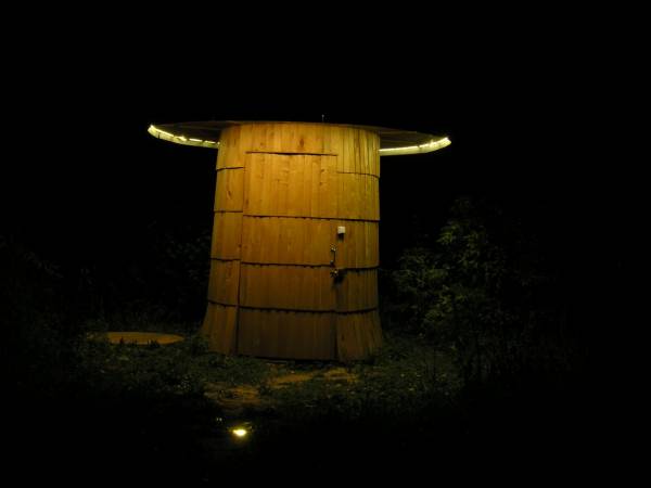 ogrodowa toaleta w kształcie grzybka