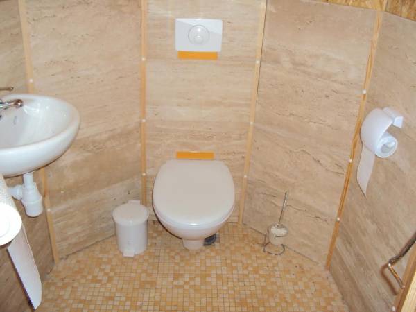 ogrodowe wc- wnętrze