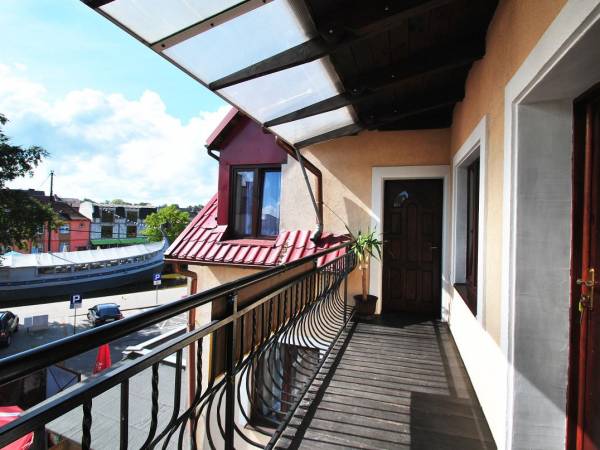 Taras wejściowy do pokoi. 