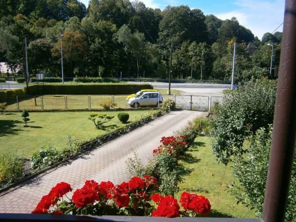 widok na zewnątrz i parking