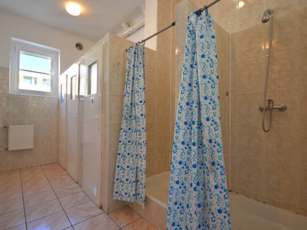 łazienki z WC i prysznicami