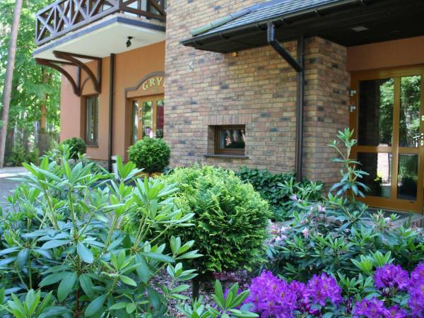 Zieleń przed wejściem głównym