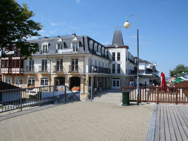 Główna promenada i wejście na plażę