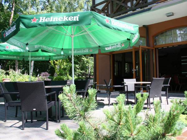 Ogródek letni jest połączony z restauracją.