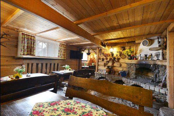 jadalnia z kominkiem i telewizją