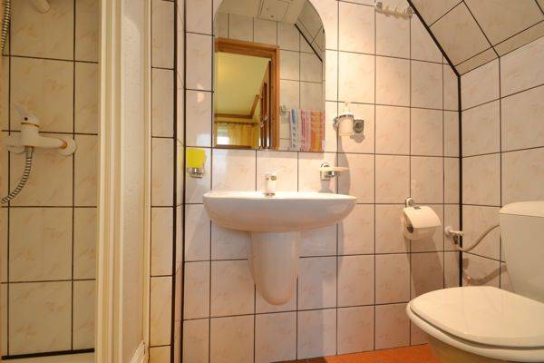 łazienka w pokoju 3-osobowym