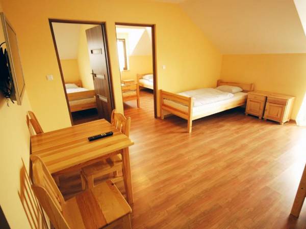 Pokój studio w tle wejścia do 2-óch sypialni i część dzienna