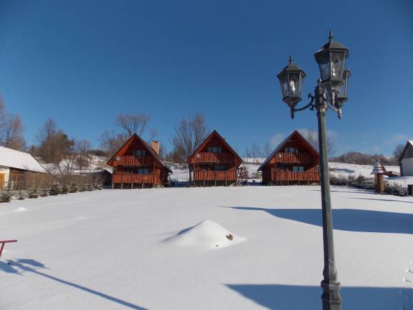 Całoroczne domki z kominkami