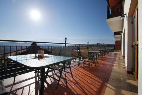 Taras z widokiem na połoniny i jezioro wychodzący z restauracji