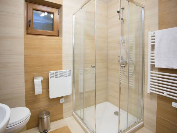 łazienka z prysznicem