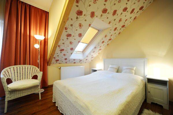 Pokój z antresolką i aneksem kuchennym