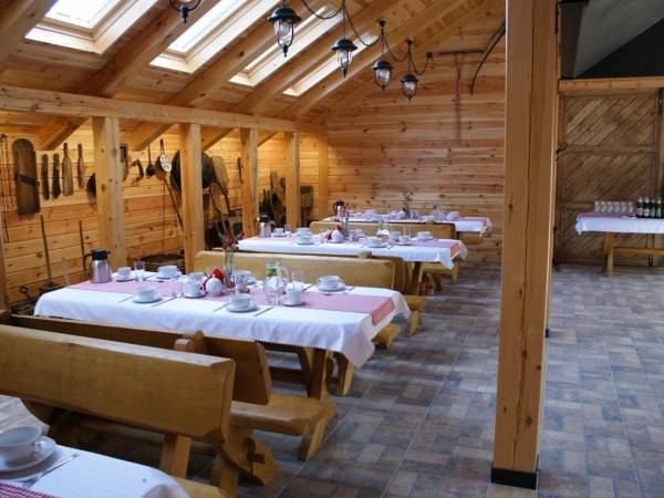 Wnętrze chaty biesiadnej