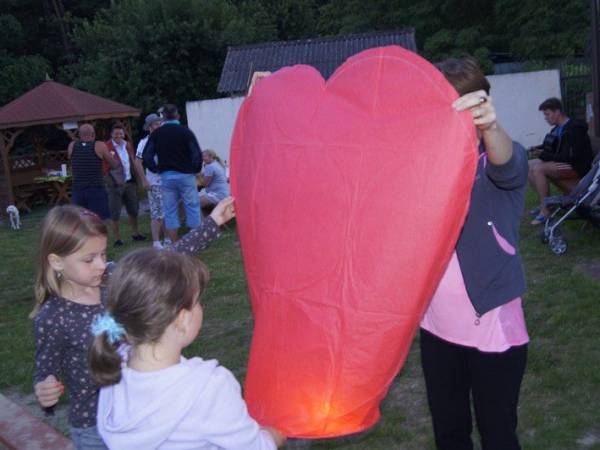 Puszczanie lampionów.