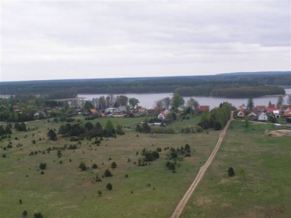 widok na jezioro i las, droga do RANCZO