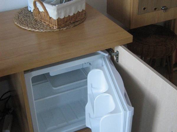 Lodówka hotelowa w POKOJACH MARYNARZA i BOSMANA