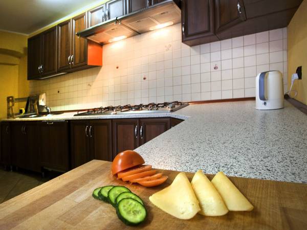 Kuchnia dla Gości w budynku A. W pełni wyposażona i otwarta całą dobę.