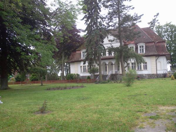 Dworek na terenie Ośrodka Wczasowego