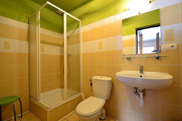 łazienka pokoju 4 osobowego