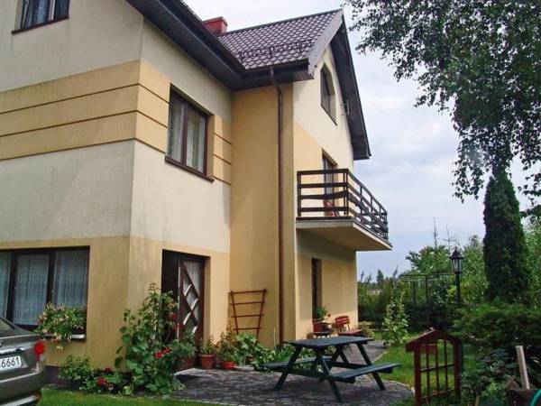 żółty dom wejście do apartamentu