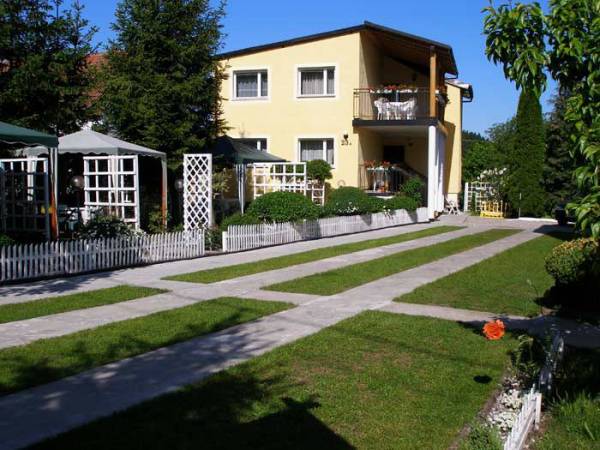 Dom Gościnny AGA w pobliżu jeziora i lasu