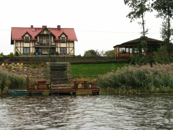 Widok chaty z jeziora