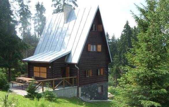 Tradycyjna chata w lesie nad Oravskou priehradou