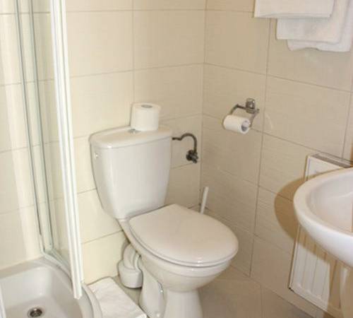 łazienki - w każdym pokoju i apartamentach