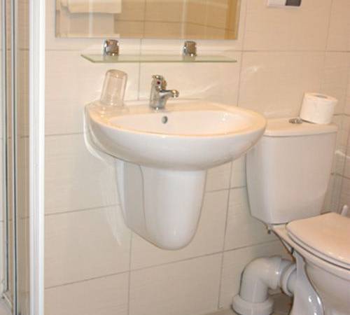 łazienki - w każdym pokoju i apartamentach