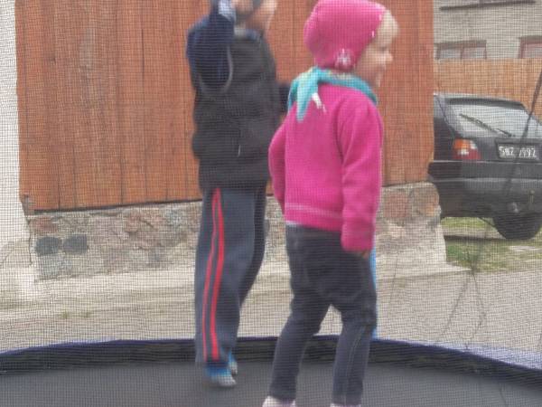 Zabawa na trampolinie