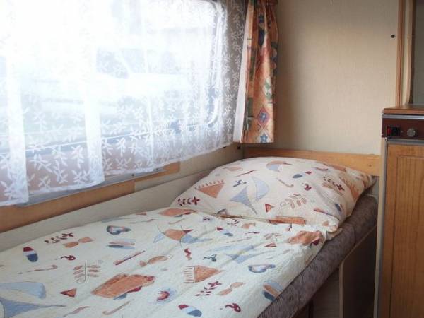 Pojedyncze łóżko w przyczepie kempingowej Mauritius Mielno