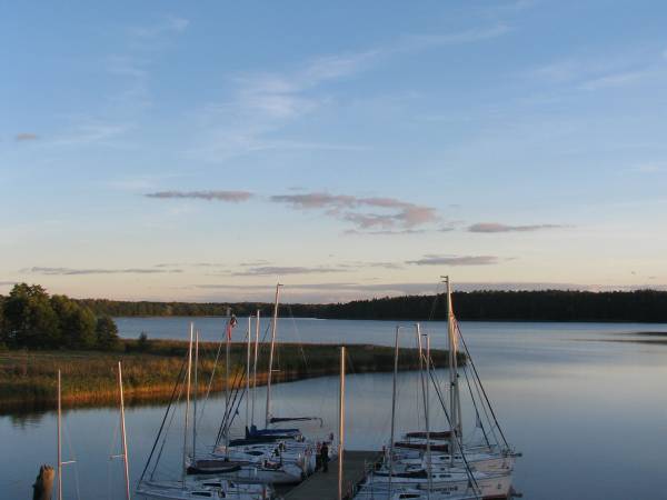 Z obu pokoi tarasowych widać naszą przystań jachtową