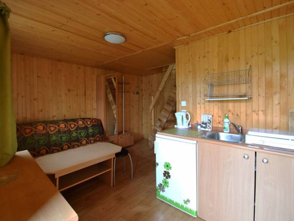 Pokój na parterze z aneksem kuchennym w domku letniskowym