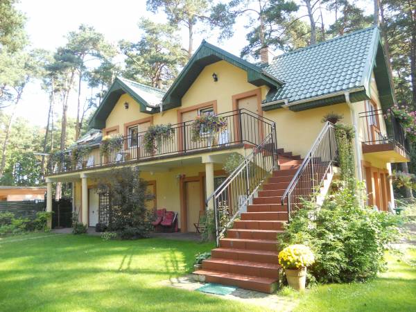 Budynek z tarasami przy pokojach i apartamentach