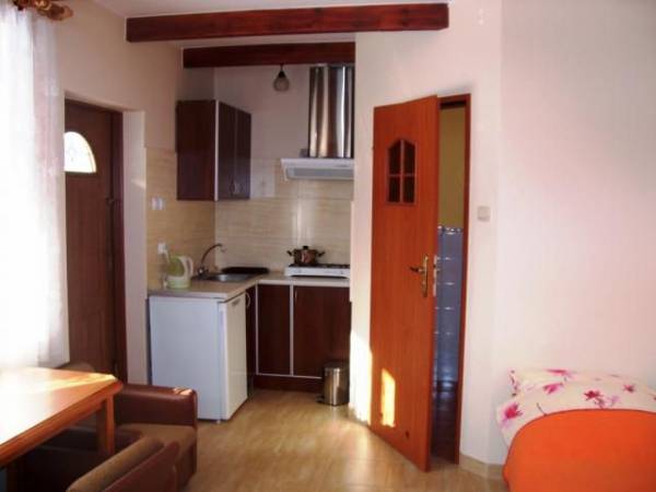 aneks kuchenny i wejście do łazienki