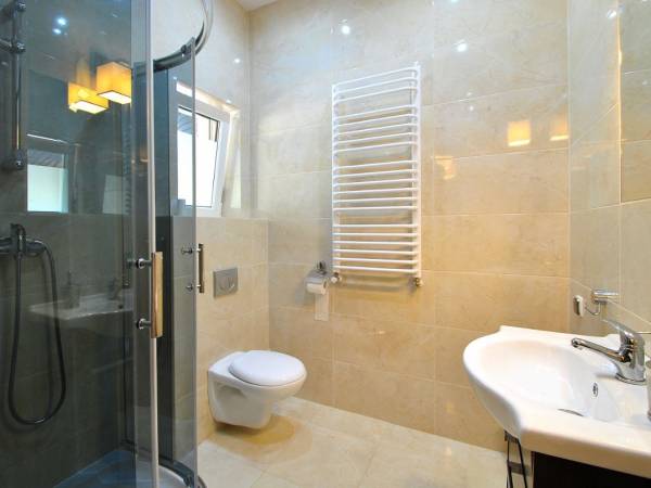 łazienka z prysznicem