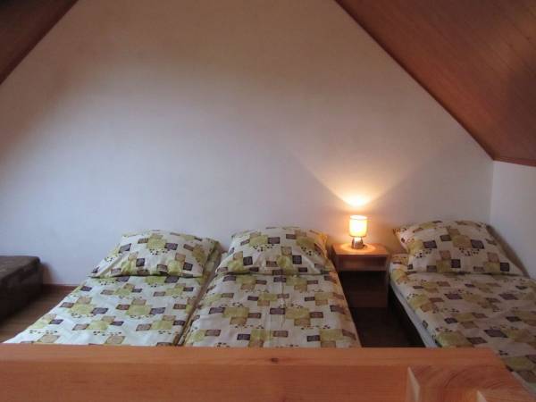 Pokój w domku ( góra ) na posesji willi 