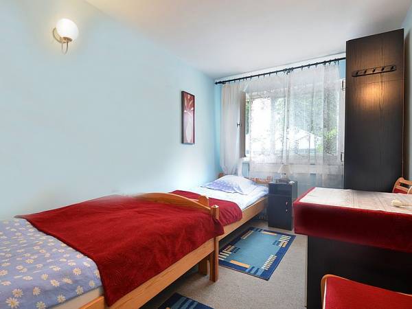 Dom Gościnny AGA w pobliżu jeziora i lasu