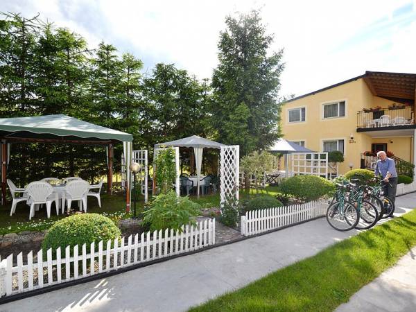 Fragment ogrodu z altankami.