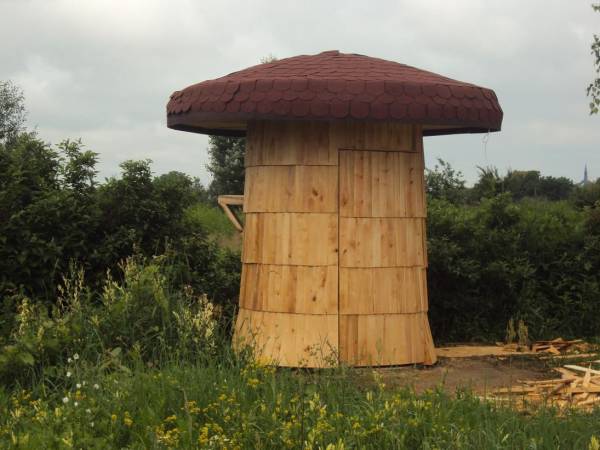 wc ogrodowe w kształcie grzybka