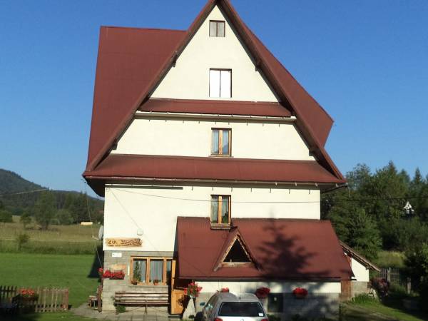 dom od strony ulicy i parking