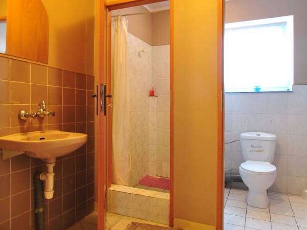 Łazienka wspólna dla pokoi nr 8 i 1